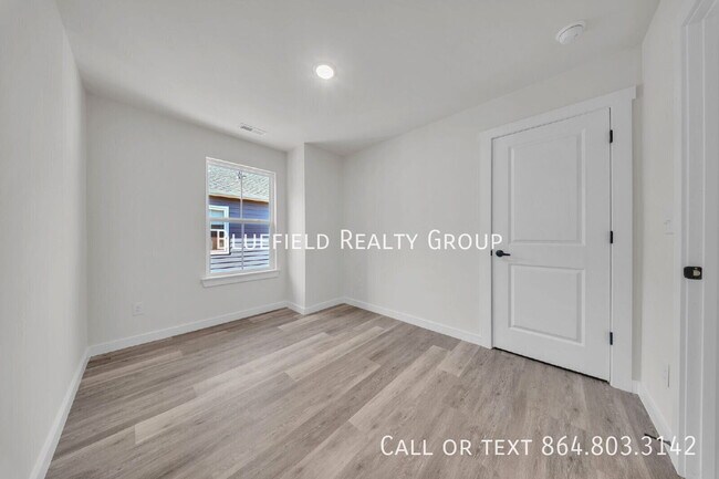 Building Photo - 267 Vanderbilt Rd