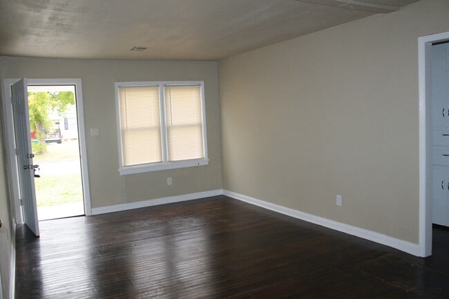 Building Photo - 3 Bed at $825.00