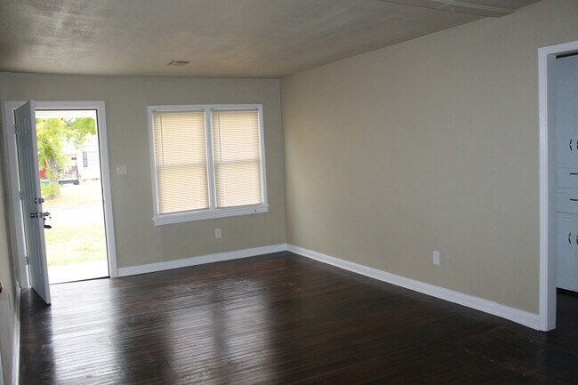 Foto del edificio - 3 Bed at $825.00