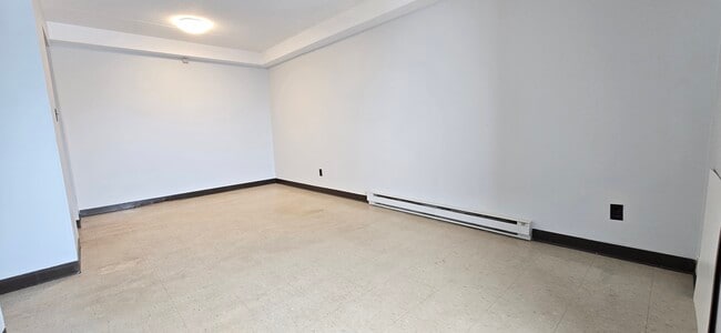 Building Photo - COZY 2BED/1BATH APARTMENT FOR SENIORS