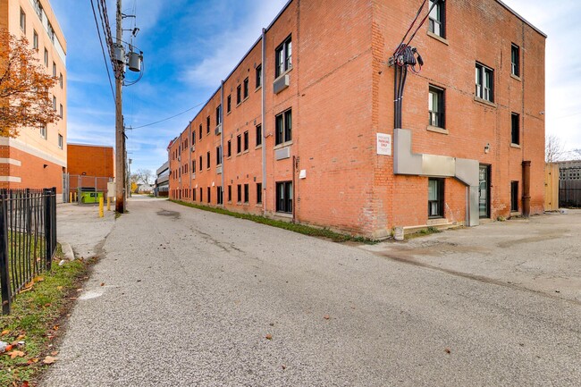 Photo du bâtiment - Beautifully renovated 1Bd Unit