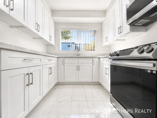 Foto del edificio - 12410 Chandler Blvd