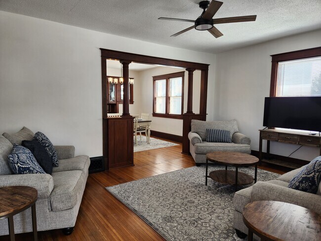 Sala de estar - 1404 Grove St