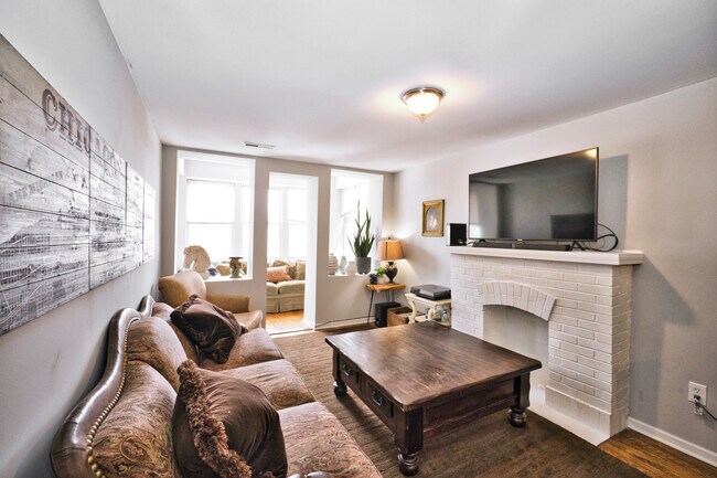 Building Photo - 3021 W Diversey Ave