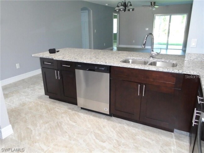 Foto del edificio - 1426-1428 Cape Coral Pkwy W