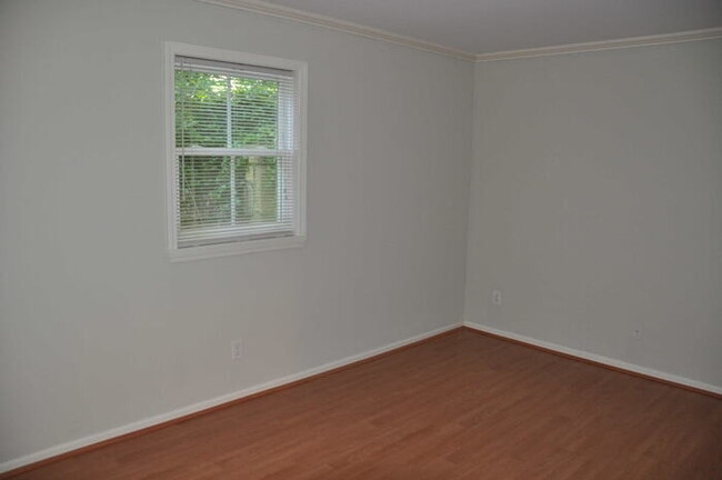 Building Photo - 1310-6 BrookstownAve-1BR/1BA-West End APT!!!