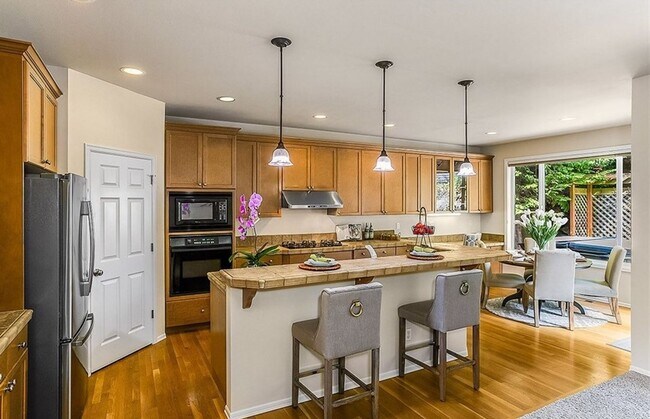 Photo - Craftsman Single-family House Redmond Avai...
