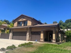 Building Photo - 2300 Meadow View Ln