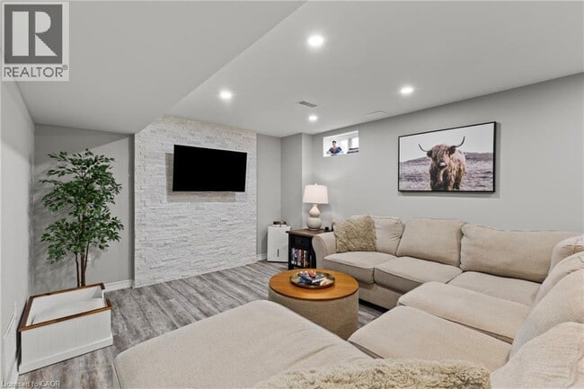 Building Photo - 62 Esther Cres