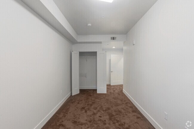 2BR, 1BA - 840SF - Alexander Station