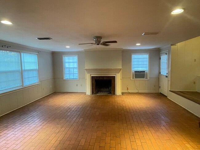 Building Photo - 4 bedroom 2 bath house!