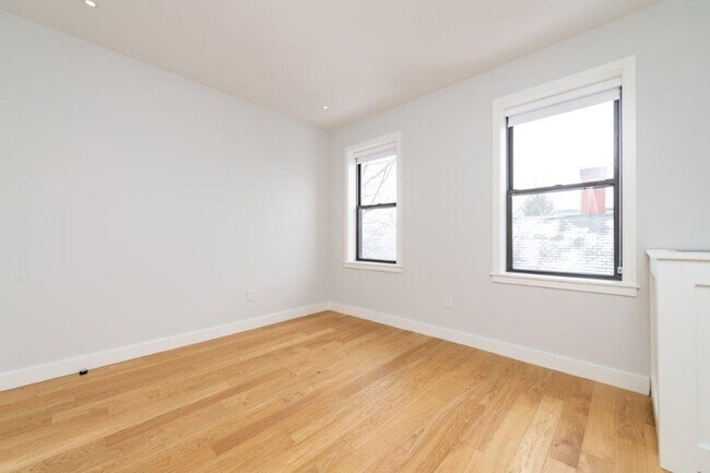 Building Photo - Renovated 1 bed + den located in the heart...