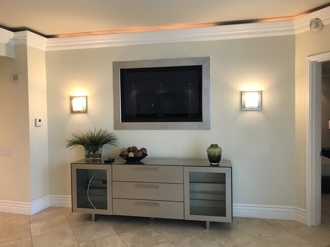 Foto del edificio - Turnberry Towers East-Phenomenal Upscale 1 Bdrm/1.5 Bath Condo on 17th Floor!