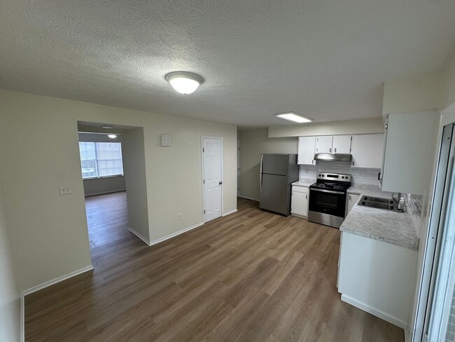 Building Photo - SPACIOUS TOWNHOME WITH FINISHED BASEMENT