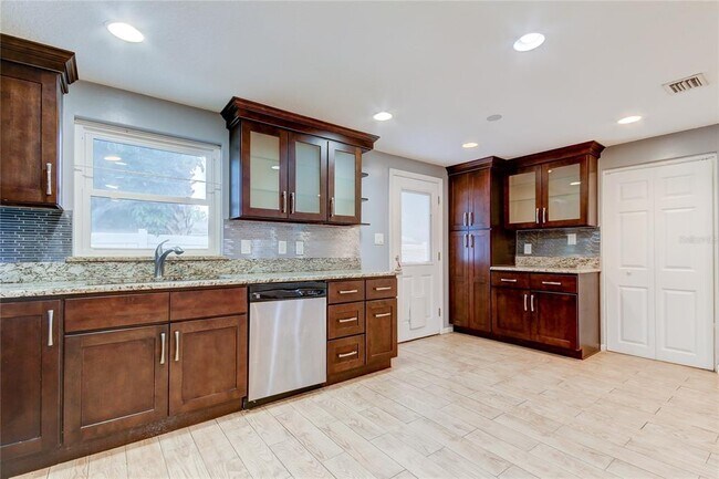 Foto del edificio - 2925 W Tyson Ave