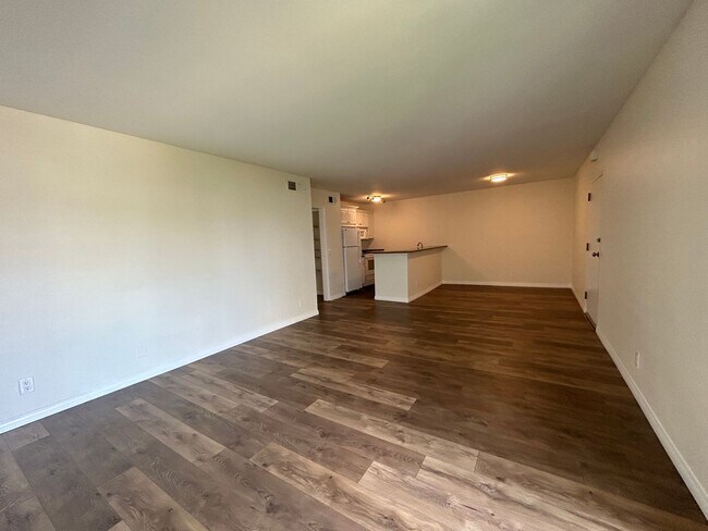 Building Photo - Spacious 2 Bed 2 Bath with 2 Garage Spaces...