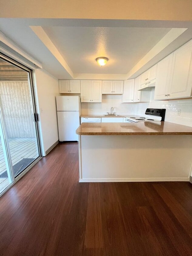 Primary Photo - Charming Two Bedroom Lower Level Flat Clos...