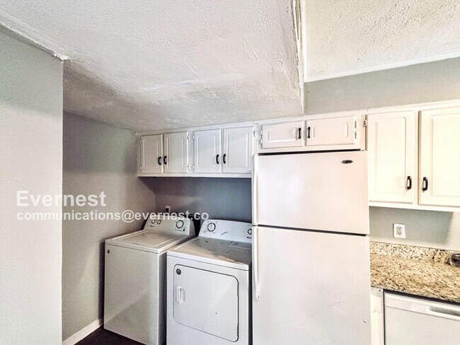 Building Photo - Spacious 3-Bedroom Home with Modern Amenit...