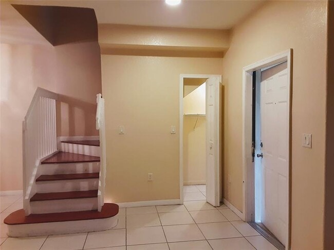 Building Photo - 1425 SE 24th Ct