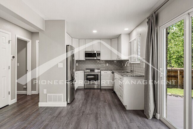 Foto del edificio - Single Family Home with 2 Car Garage and Central Air!