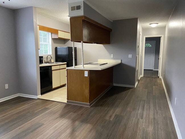 Building Photo - 1 Bedroom, 1 Bathroom Condo in High Point!