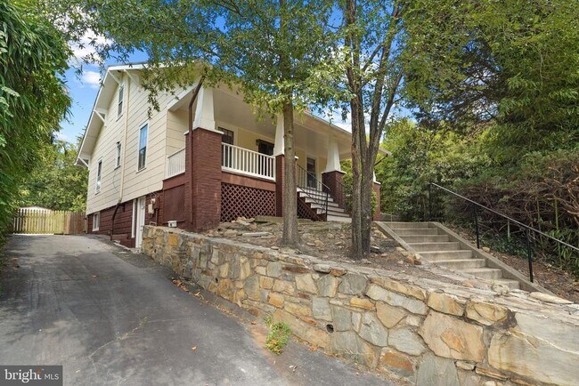 Foto del edificio - 2417 Washington Blvd