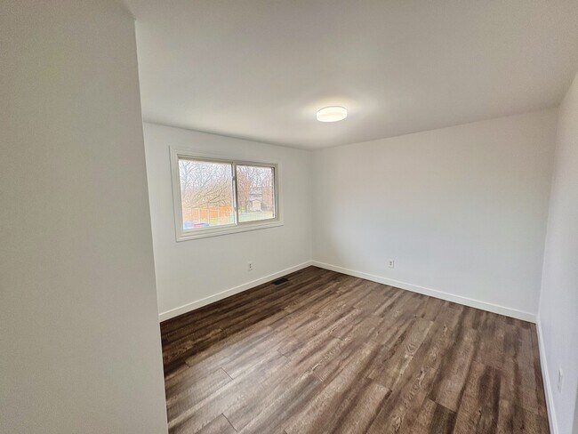 Photo du bâtiment - 766 Indian Rd N