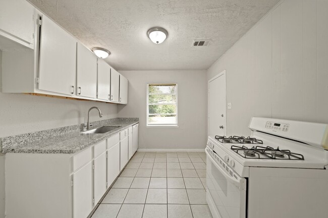 Building Photo - 2206 Hickory Ln