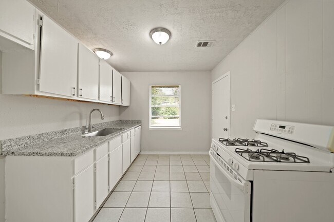 Foto del edificio - 2206 Hickory Ln