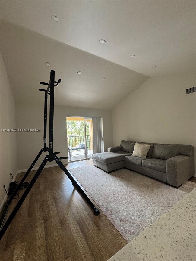 Foto del edificio - 733 Riverside Dr