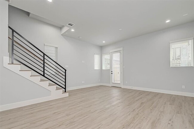 Building Photo - 1613 St Charles St