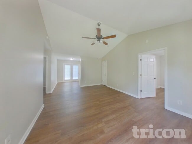 Foto del edificio - 113 E Panther Creek Rd