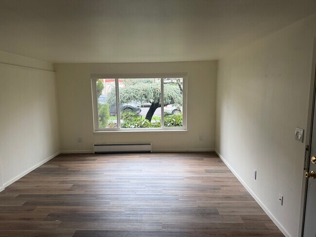 Mirando hacia el jardín delantero desde la puerta principal. - 2239 Yale Ave E