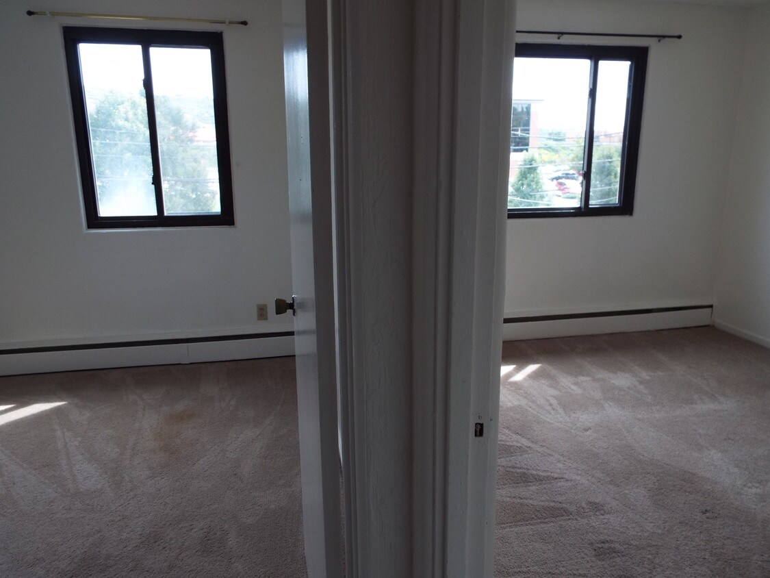 Foto del edificio - 345 Regis Ave