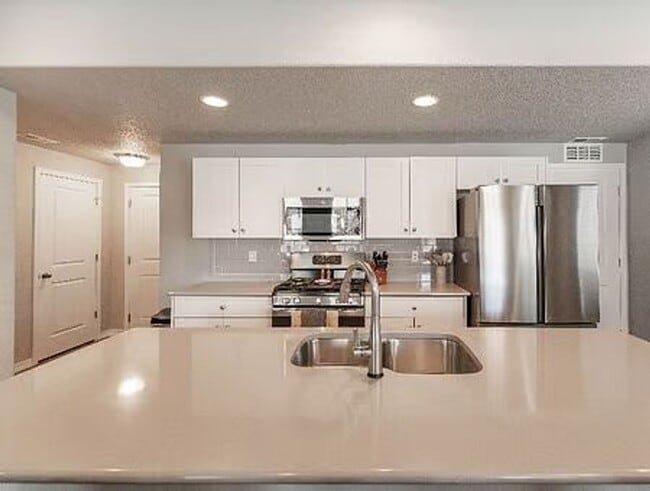 Building Photo - $2600 - 3BR/2.5BA Charming fully furnished...