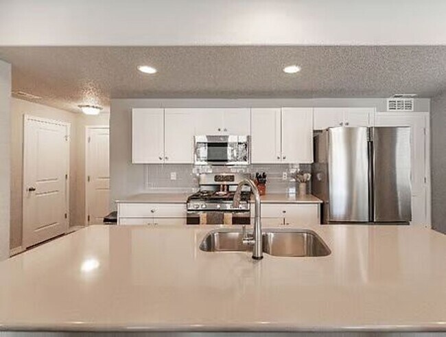 Foto del edificio - $2600 - 3BR/2.5BA Charming fully furnished...