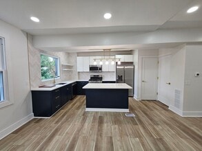 Building Photo - 5350 Rosetta St