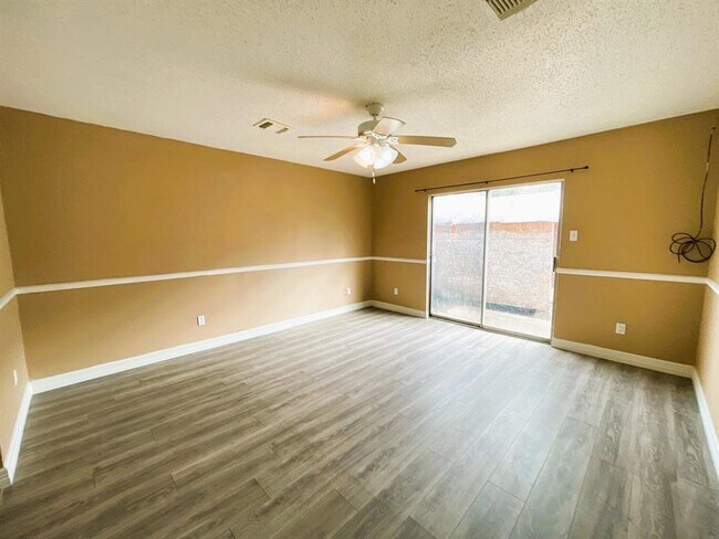 Foto del edificio - 8811 Belle Glen Dr
