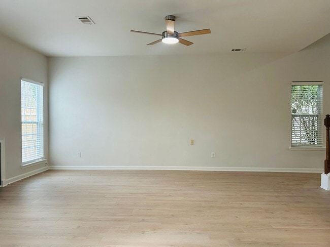 Building Photo - Great location, newly renovated, 2 car garage, fenced yard, must see!