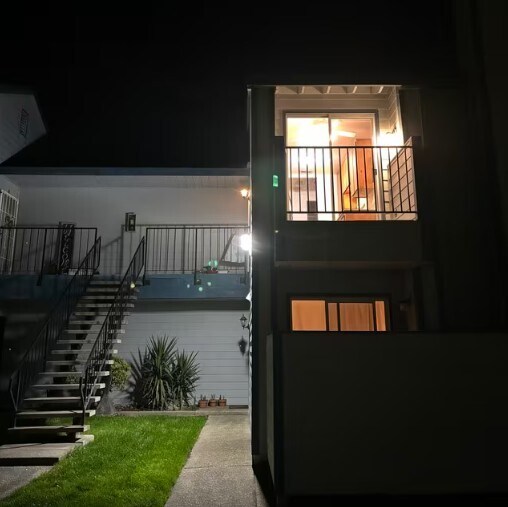 Entrada - 445 Almond Dr