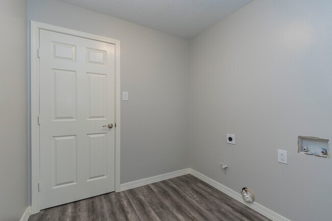 Building Photo - Huge breathtaking home!! Gated comunity wi...