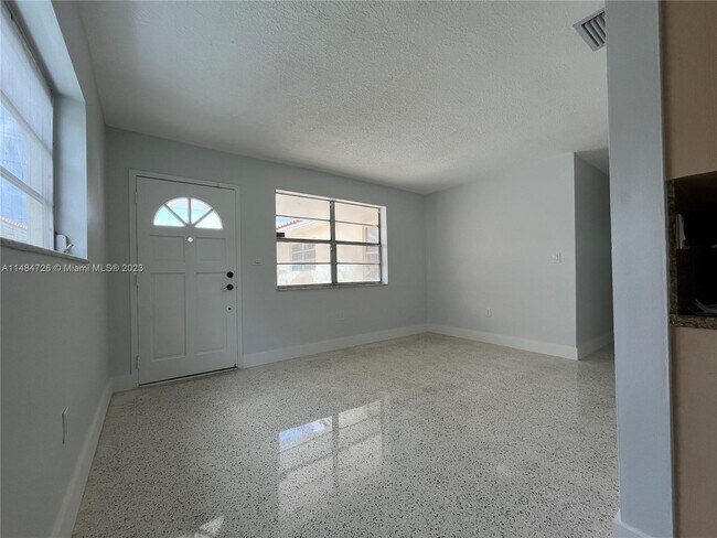 Building Photo - 1432 SW 22nd Ave