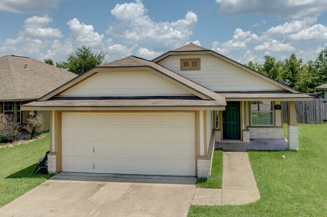 Building Photo - August Pre-Lease! Beautiful 3 Bed, 2 Bath ...