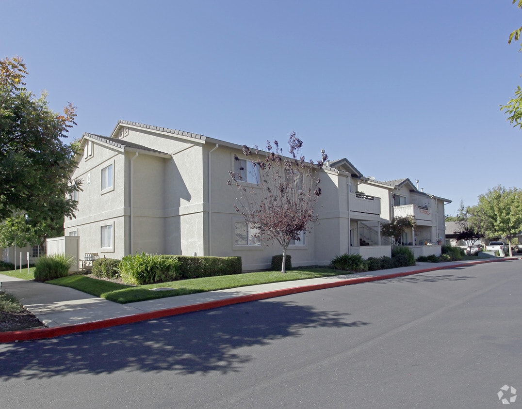 Building Photo - Oaks at Woodcreek