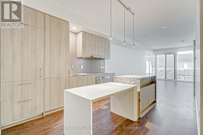 Photo du bâtiment - 1-311 Bloor St E