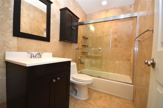 Building Photo - 10871 SW 11th Manor