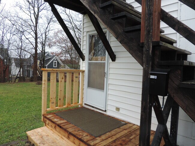 Building Photo - 409 Pleasant St