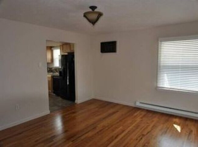 Building Photo - Great updated 2 bed 1 bath, 2 car garage