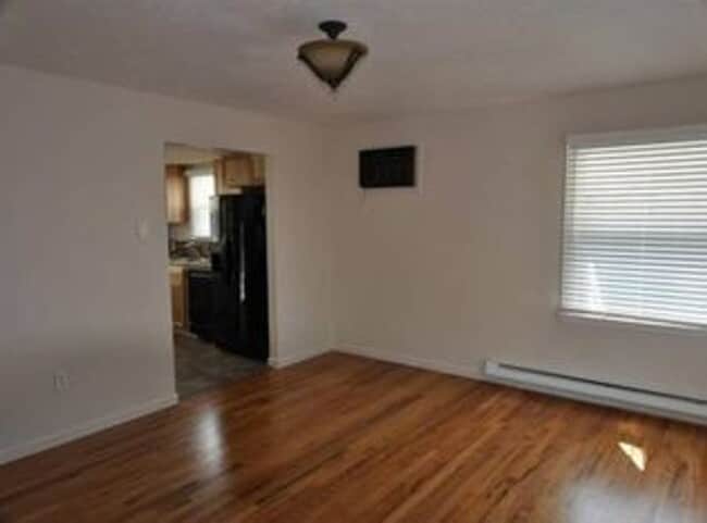 Foto del edificio - Great updated 2 bed 1 bath, 2 car garage