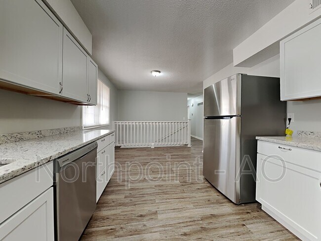 Building Photo - 208 E 11th St